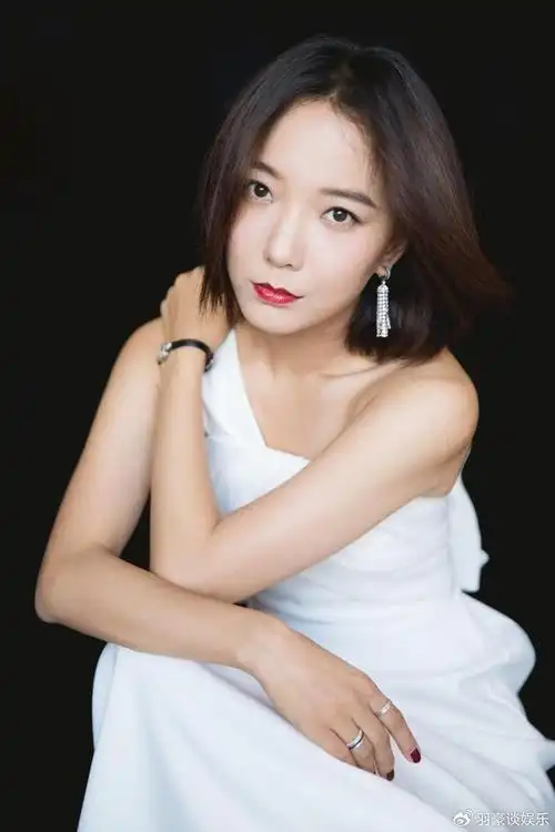 王珞丹晒一家四口旧照,与妈妈似姐妹花,一家四口都是高颜值 !