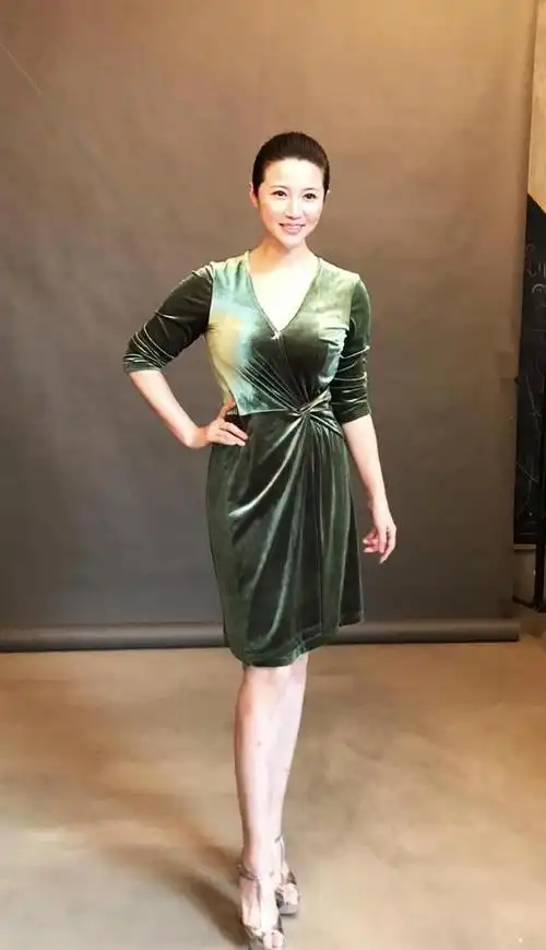 48岁颜丙燕的微胖身材也是个宝,穿抹胸连衣裙曲线凹凸有致,真美