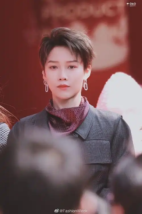 刘雨昕灰色风衣