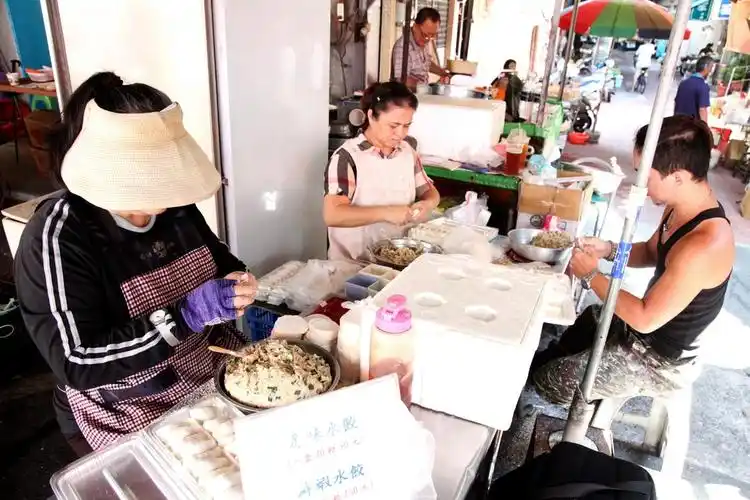 在鸭母寮市场里的人气手工水饺摊|玉米起司水饺|鲜肉馄饨|鲜虾水饺