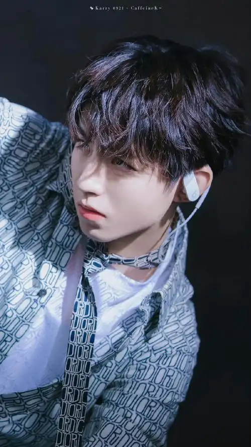 时隔四年依旧会被这套神图惊艳到,一万次感叹王俊凯这张神仙脸蛋玫妹