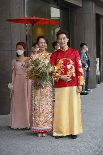 组图:汤怡麦秋成婚礼现场照释出 两人穿婚纱西装养眼登对