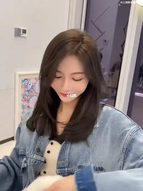 女生减龄锁骨发气垫烫78温柔耐看中发发型