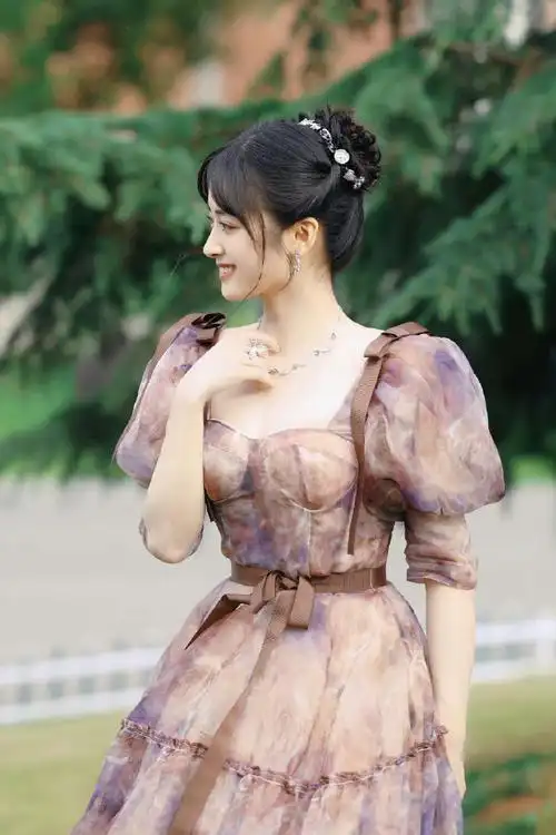 沈月扎染公主裙##沈月提裙摆