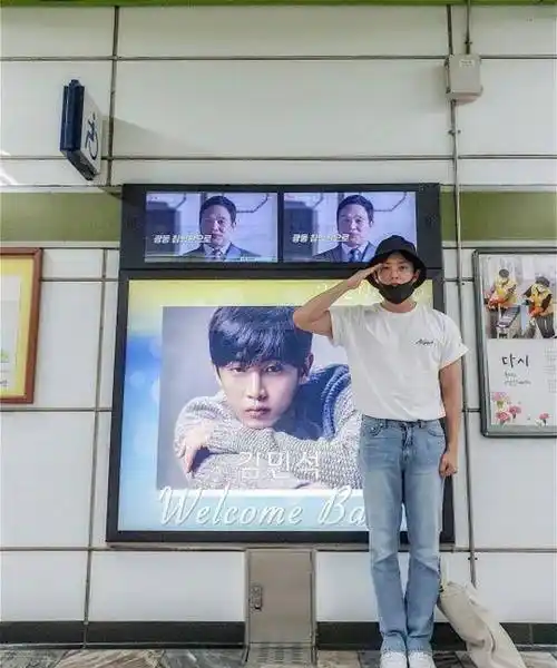 性感boss金玟锡令女性粉丝们拜倒在他的"巧克力腹肌"下_孙旻浩_生活