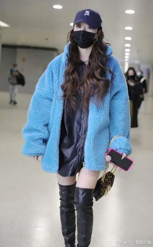孔雪儿搭过膝靴小秀美腿不怕凉,蓝色毛外套配皮衣超飒