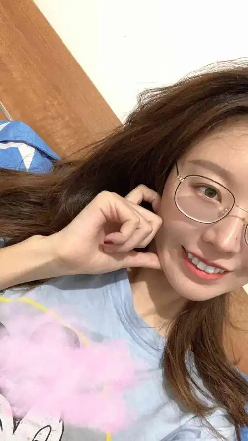 性价比超高,以后配眼镜就在这家配了～ 对于我和妈妈这种高度近视的人