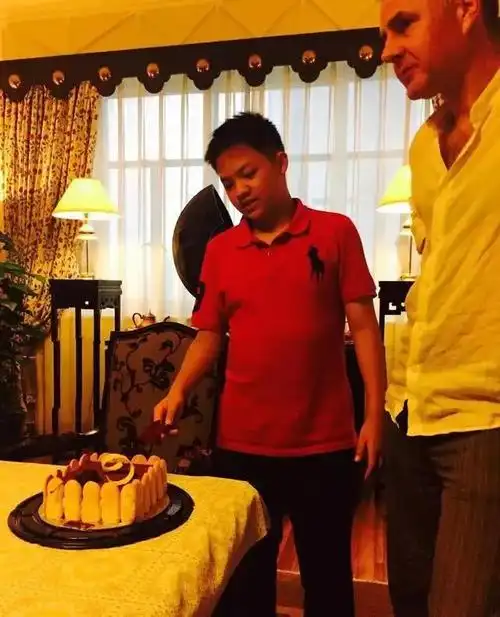 金星52岁生日远在国外的大儿子嘟嘟晒照为妈妈庆生很贴心