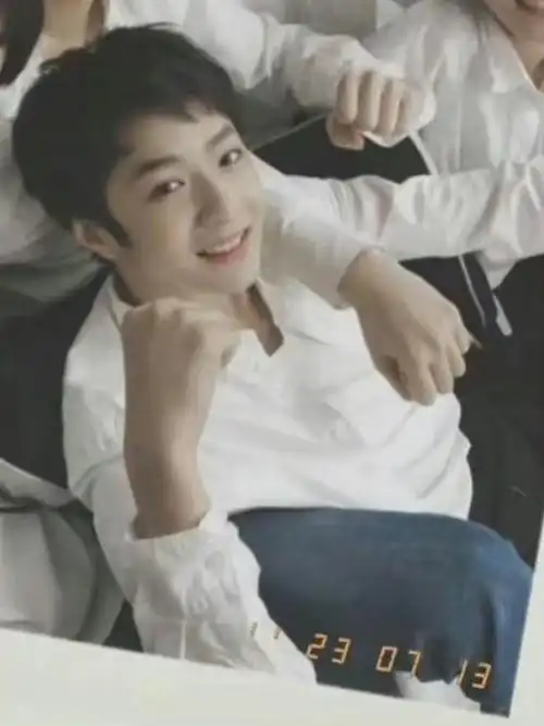 真是从小帅到大,越来越好看,气质也很优越,身高和脸蛋都很绝,耀文现在