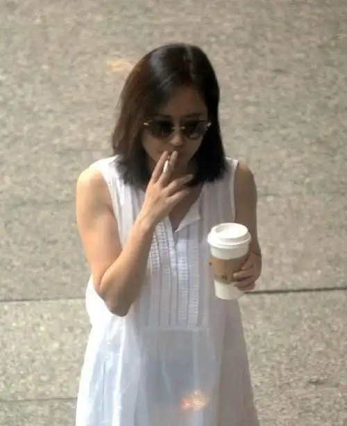 李小冉抽烟再次证明了皮肤真的和抽烟没多大关系.