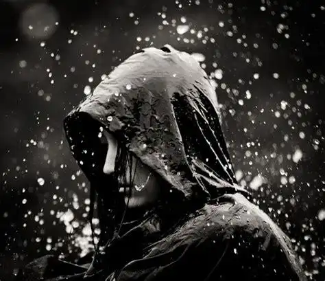 一个人淋雨的伤感图片大雨淋湿的照片2022已更新今日推荐