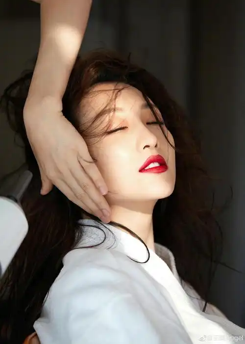 王鸥湿发浴袍光影侧颜照