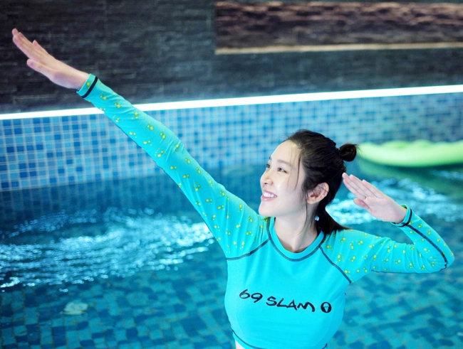 唐艺昕孕期游泳不化妆的样子更加的清新甜美2