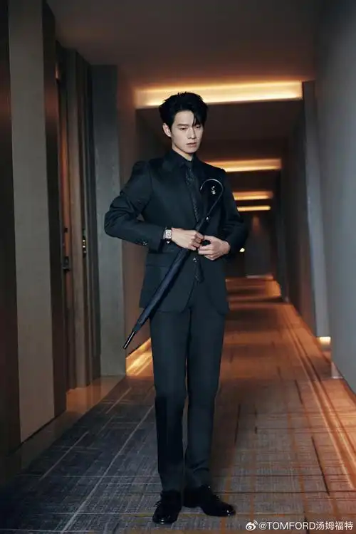 tom ford beauty 品牌香氛形象大使@魏大勋身着#tom ford#2023秋冬