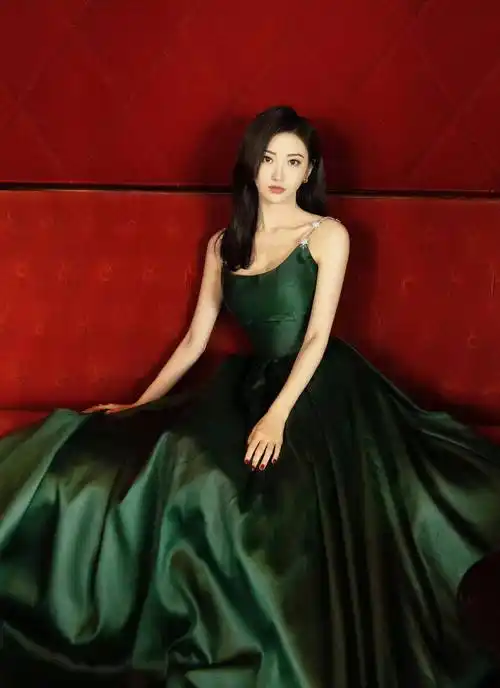 景甜确实是人间富贵花,她穿着丝袜裙子,胸部被刀割伤,"桃"字太养眼了