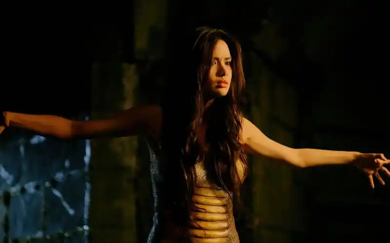 《孪生蛇女》父亲为了财富,将女儿变成半人半蛇的怪物!