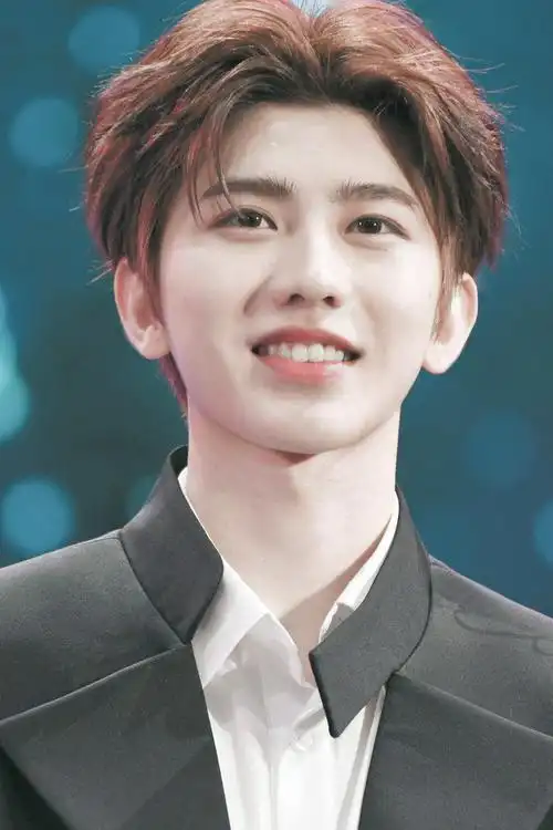 百分九团魂炸裂,蔡徐坤范丞丞遇失误机智化解,成员对女生更绅士