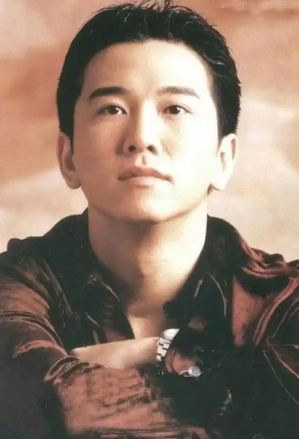 58岁本色出演《繁花》的温兆伦,网友:这就是今年最大的"讽刺"