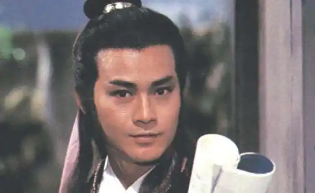 那些年的郑少秋帅得不行,用现在的话说郑少秋完全可以做一个花瓶,即使