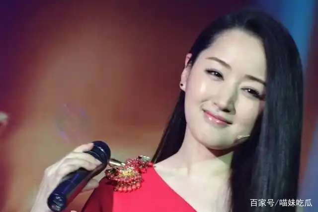 早在1995年的春晚上,有另外一位女星让舞台多了几丝甜美的气息,演唱了