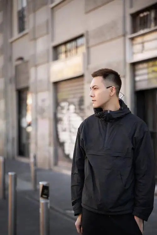 陈伟霆现身米兰街头,新短寸发型帅气十足