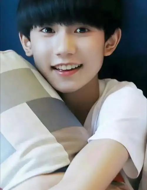 王源小时候的汤圆幼年体简直可爱到爆炸,软萌又灵动,完全就是治愈系的