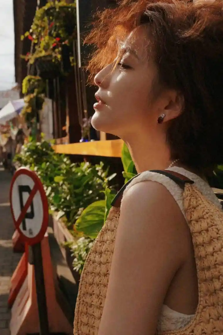 佟丽娅分享短发炸毛随拍度假风穿搭随性优雅