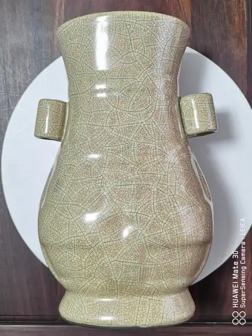 分享古典艺术〈北宋哥窑米黄釉贯耳瓶〉"金丝钱线"器型之美