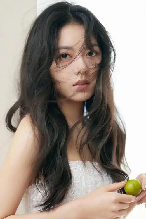 组图赵今麦抹胸流苏裙精致贵气海藻长发笑容清甜治愈十足