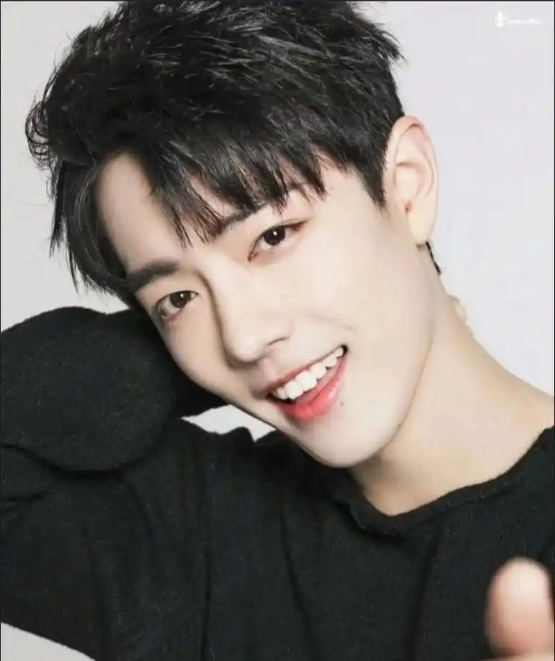 我真的被肖战迷倒了!每次看到他笑起来,我就感觉整个世界都亮了.