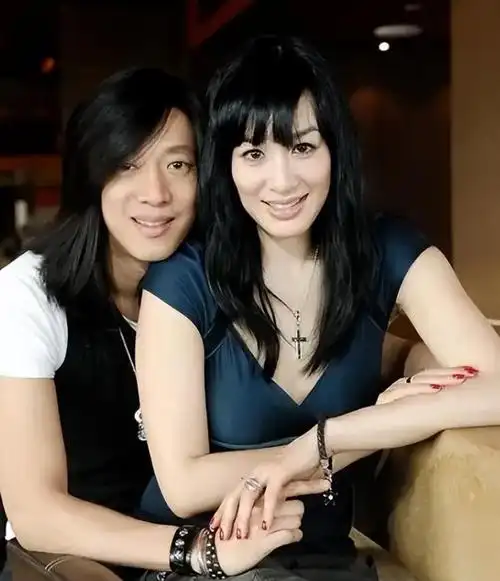 回顾张伦硕娶大12岁的钟丽缇,做3个女儿的继父,结婚8年恩爱如初