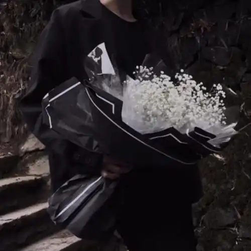 有一张图是一个男生拿着手捧花只有手臂和花在照片里有人知道吗