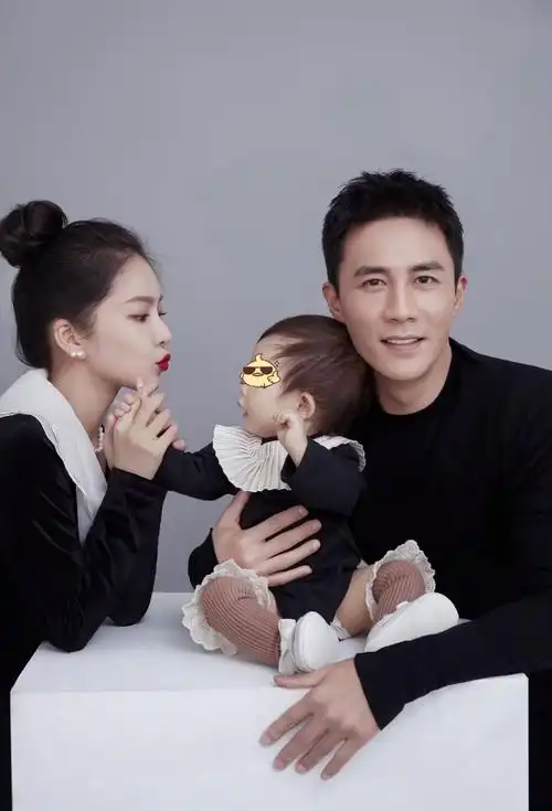 杜淳晒全家福小蛋饺吃手灿笑又萌又治愈王灿亲吻女儿有爱十足