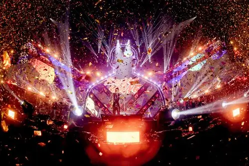 查看更多高清图片"热辣大叔"活力十足嗨爆全场 演唱会变蹦迪现场在