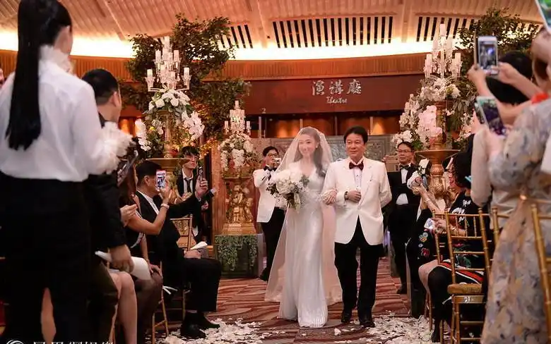 毛玉萍儿子娶富商千金 刘嘉玲关之琳同场零交流