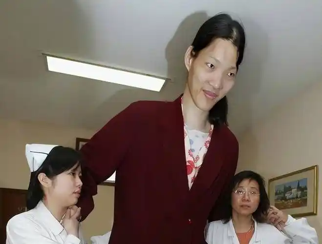 穿78码的鞋子,一顿饭吃六碗炒面_姚德芬_身高_姚父