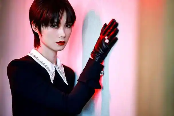 人气明星李宇春今晚时尚芭莎派对最新红毯造型图出炉啦!又飒又美