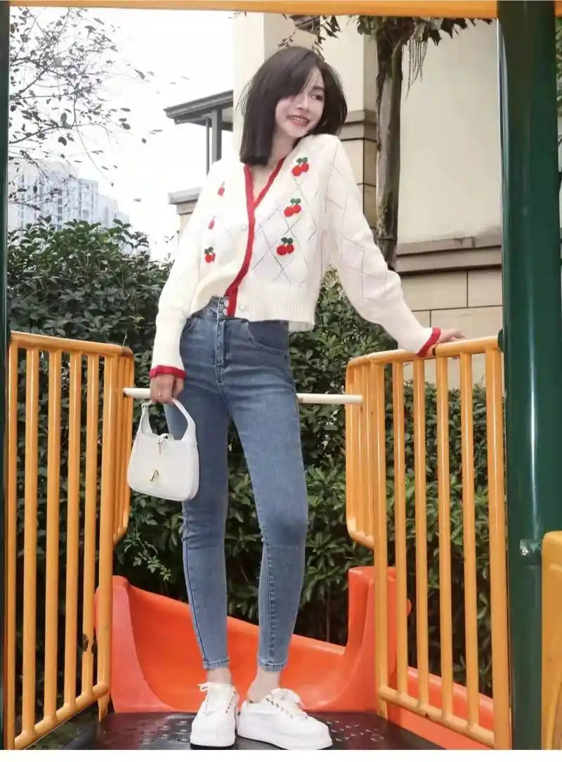 小脚裤搭配什么上衣和鞋子好看