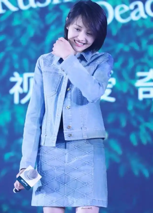 郑爽近照曝光,网友"穿个小白鞋可能还好看点","我的小爽太可爱了","