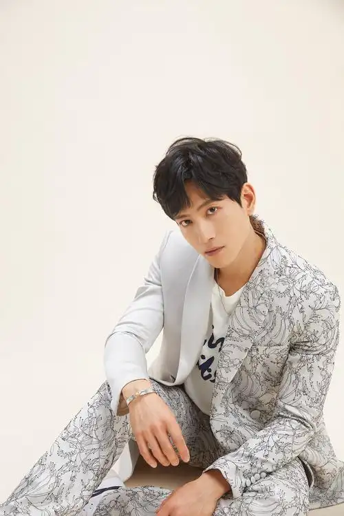 艺人张峻宁杂志拍摄