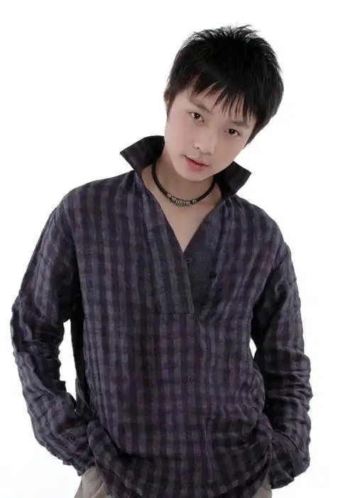 张艺兴小时候的照片欣赏,胖的时候可爱,瘦的时候精致,完美!