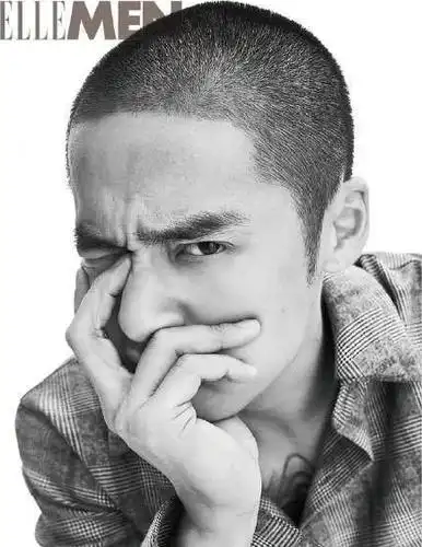 这是个真正的帅哥,不掺假的.而纪凌尘的平头,也是