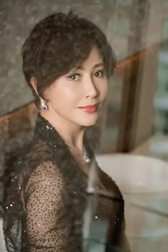 原创55岁刘嘉玲状态真好黑白格纹风衣配白色短靴恬静优雅有韵味