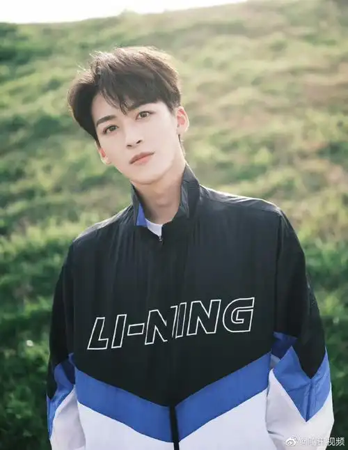 眨眼间我们还略带稚气的wink迫机炮宁宝儿@何洛洛_ning已经22岁啦愿