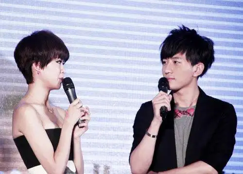 郁可唯 > 大左郁可唯发布会上畅聊都市情感"伤不起"  大左的个人唱片