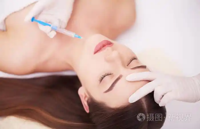 妇女在温泉, 按摩背部, 光滑的皮肤.