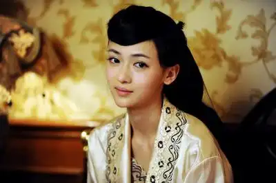 《烽火佳人》热播:吴谨言一人分饰两角 与陈键锋陷三角恋