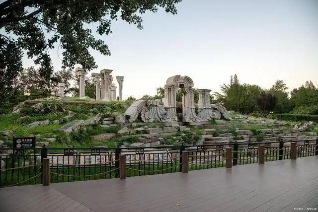 圆明园,也称为圆明园遗址公园,是位于北京市海淀区的一座著名的皇家