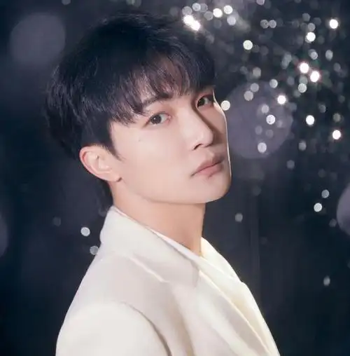 近期,周深带来了他的新歌《im a star》,这是继《达拉崩吧》《四大