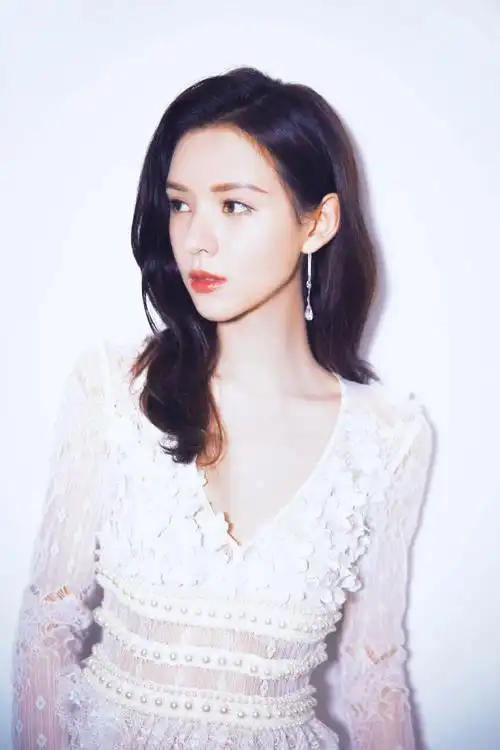 张予曦纯白优雅性感写真图片